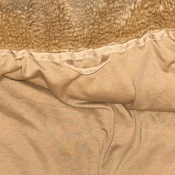 Alo Yoga Sherpa Snow Angel Puffer - Picture 2 of 6